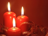 Kerstkaart: Drie rode brandende kaarsen